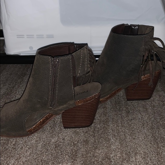 Heels - Picture 2 of 3